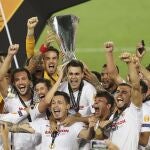 El Sevilla celebra el título