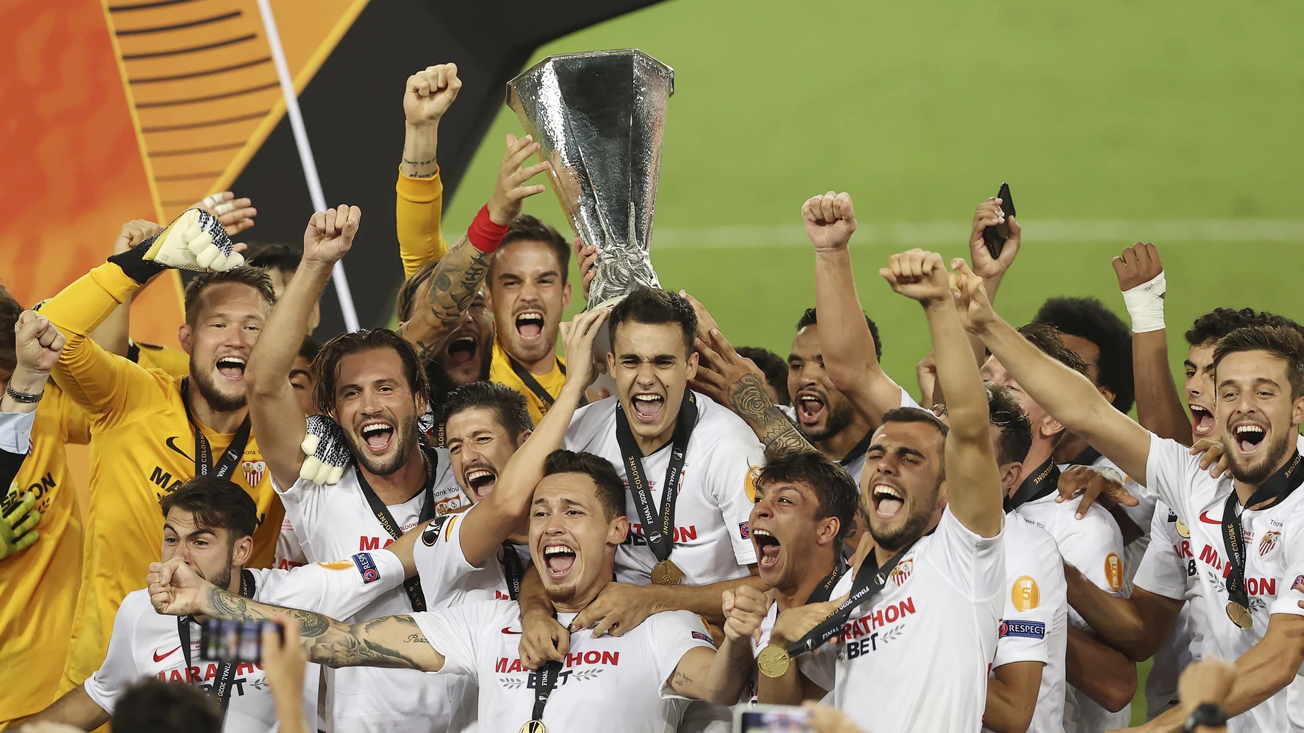 El Sevilla celebra el título