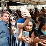HANDOUT - 21 August 2020, Brazil, Mossoro: Brazilian President Jair Bolsonaro (L) is photographed by a supporter at the Governador Dix-Sept Rosado Airport. Photo: Alan Santos/Palacio Planalto/dpa21/08/2020 ONLY FOR USE IN SPAIN