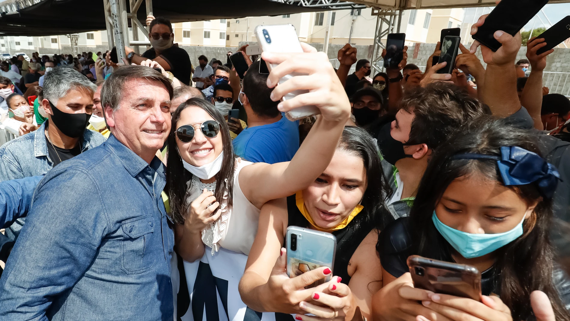HANDOUT - 21 August 2020, Brazil, Mossoro: Brazilian President Jair Bolsonaro (L) is photographed by a supporter at the Governador Dix-Sept Rosado Airport. Photo: Alan Santos/Palacio Planalto/dpa21/08/2020 ONLY FOR USE IN SPAIN