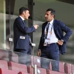 Figo charla con Zanetti en la final de la Liga Europa