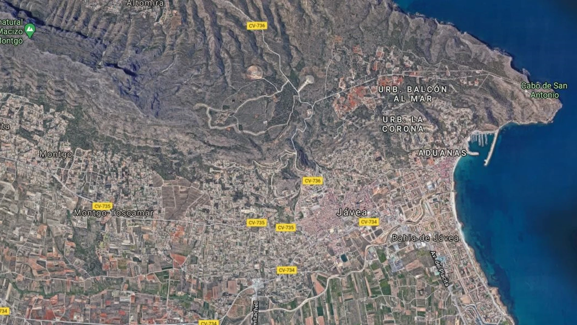 Alicante.- Medios terrestres y aéreos trabajan en la extinción de un incendio en Xàbia