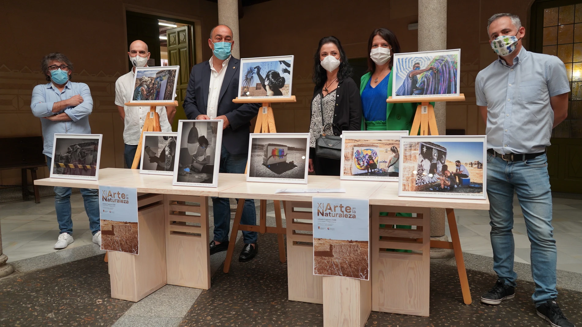 El presidente de la Diputación de Segovia, Miguel Ángel de Vicente, entrega los premios del primer concurso fotográfico Arte en la Naturaleza