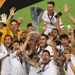 Los jugadores del Sevilla levantando el título de la Europa League