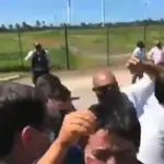 Bolsonaro coge en brazos a un hombre con enanismo pensando que era un niño