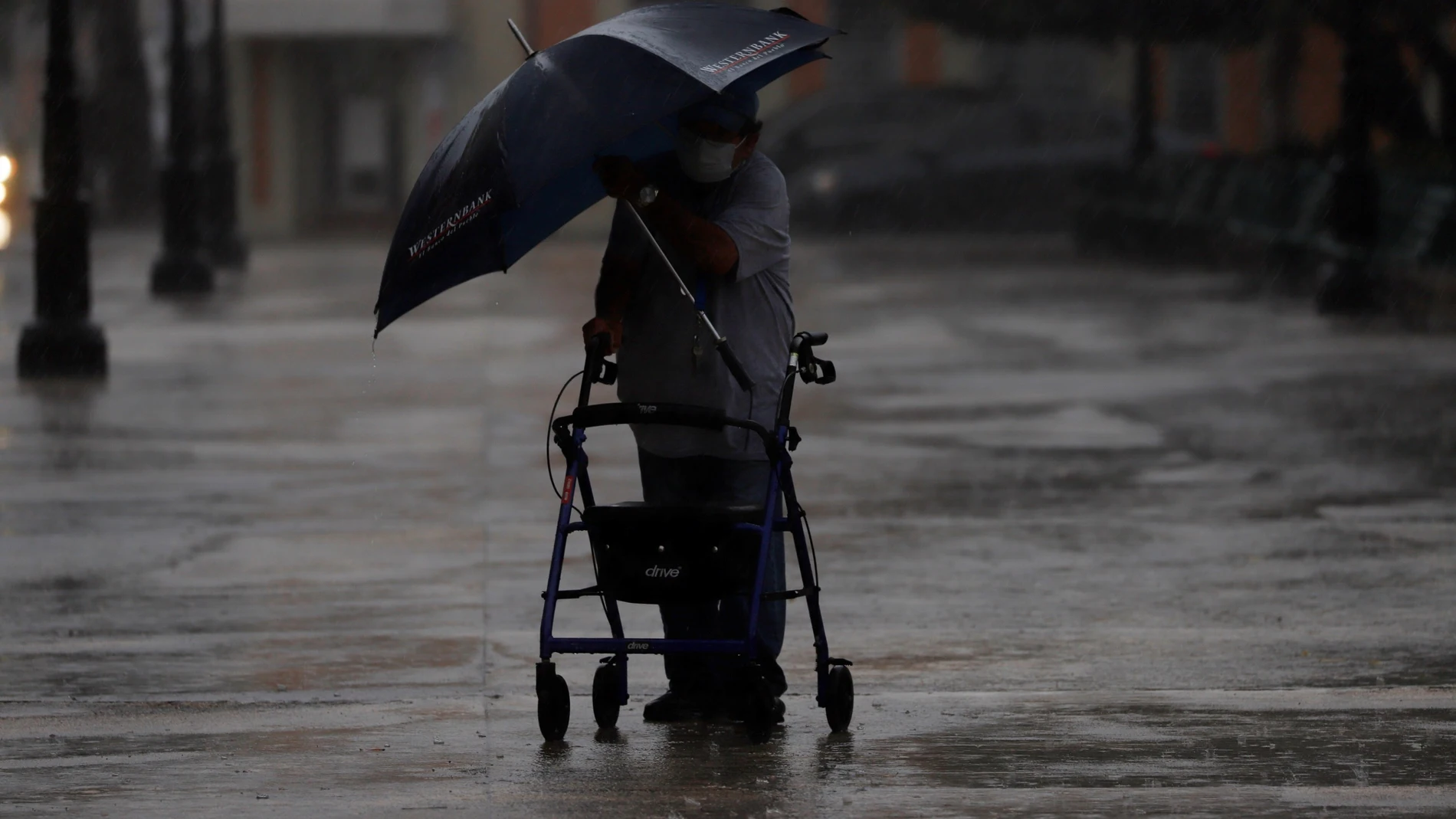 Tormenta Laura deja lluvia en Puerto Rico y Marco crece entre Cuba y México