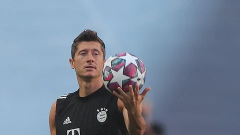 Lisbon (Portugal), 22/08/2020.- Robert Lewandowski arrives for the training session of Bayern Munich in Lisbon, Portugal, 22 August 2020. PSG will face Bayern Munich in the UEFA Champions League final on 23 August. (Liga de Campeones, Lisboa) EFE/EPA/Miguel A. Lopes / POOL