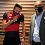 Mauricio Isla en su presentación con el Flamengo.