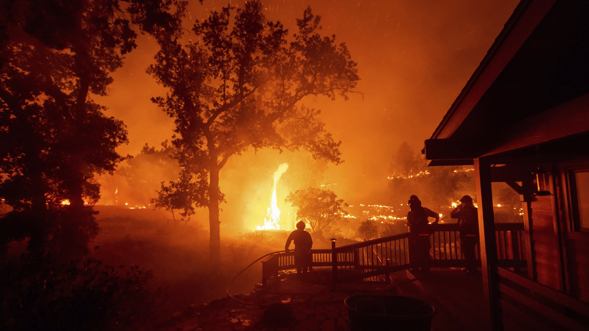 Los bomberos tratan de sofocar el fuego en Napa (California)