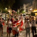 Aficionados celebran la victoria en el entorno de Puerta de Jerez