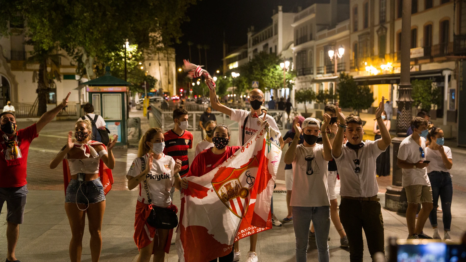 Aficionados celebran la victoria en el entorno de Puerta de Jerez