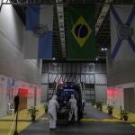 ACOMPAÑA CRÓNICA: BRASIL CORONAVIRUS AME9789. RÍO DE JANEIRO (BRASIL), 22/08/2020.- Enfermeros llegan con un paciente con coronavirus a la UTI del hospital de Campaña de Riocentro, el 21 de agoto de 2020 en la zona oeste de Río de Janeiro (Brasil). Río de Janeiro, una de las ciudades más impactadas por la pandemia del coronavirus en Brasil, sigue con su plan de desescalada gracias a la reducción de la demanda por camas de cuidados intensivos en hospitales de campaña como el de Riocentro, al que EFE tuvo acceso. EFE/Antonio Lacerda