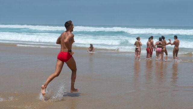 Varias personas disfrutan del baño en la orilla de la playa de Cofete, en el municipio de Pájara, en la isla de Fuerteventura