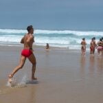 Varias personas disfrutan del baño en la orilla de la playa de Cofete, en el municipio de Pájara, en la isla de Fuerteventura