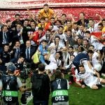 El Sevilla posa con el trofeo de la UEFA Europa League tras la final ante el Inter