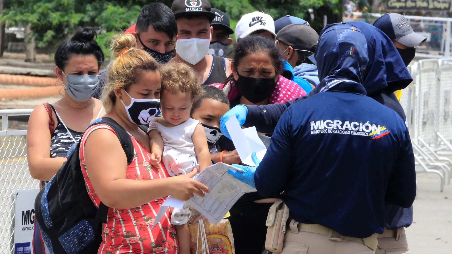 Unos 200 venezolanos retornan en confusa jornada en la frontera con Colombia