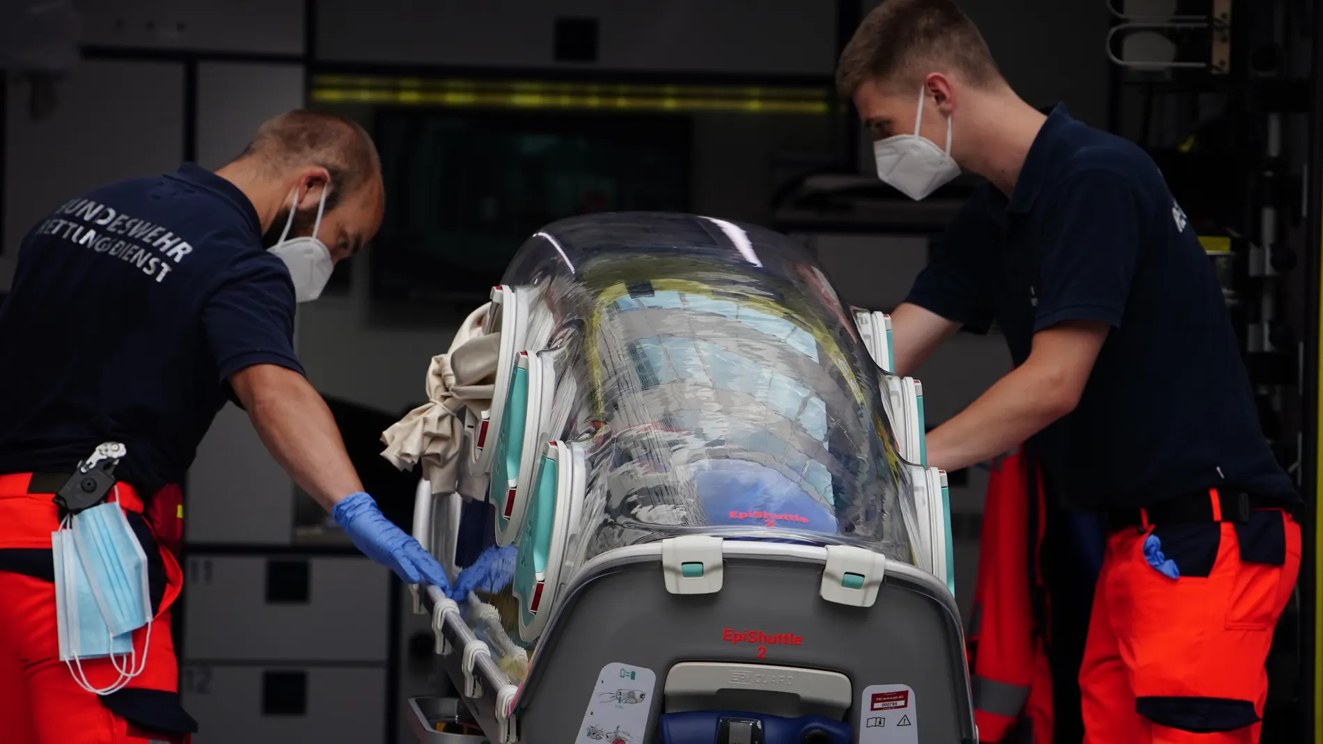 Paramédicos alemanes trasladan al opositor ruso Alexei Navalny al hospital