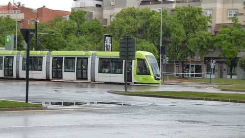 El aforo de plazas sentadas en el tranvía y autobuses urbanos se reduce a la mitad desde este domingo