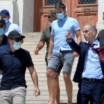 Harry Maguire saliendo de unos juzgados en Grecia