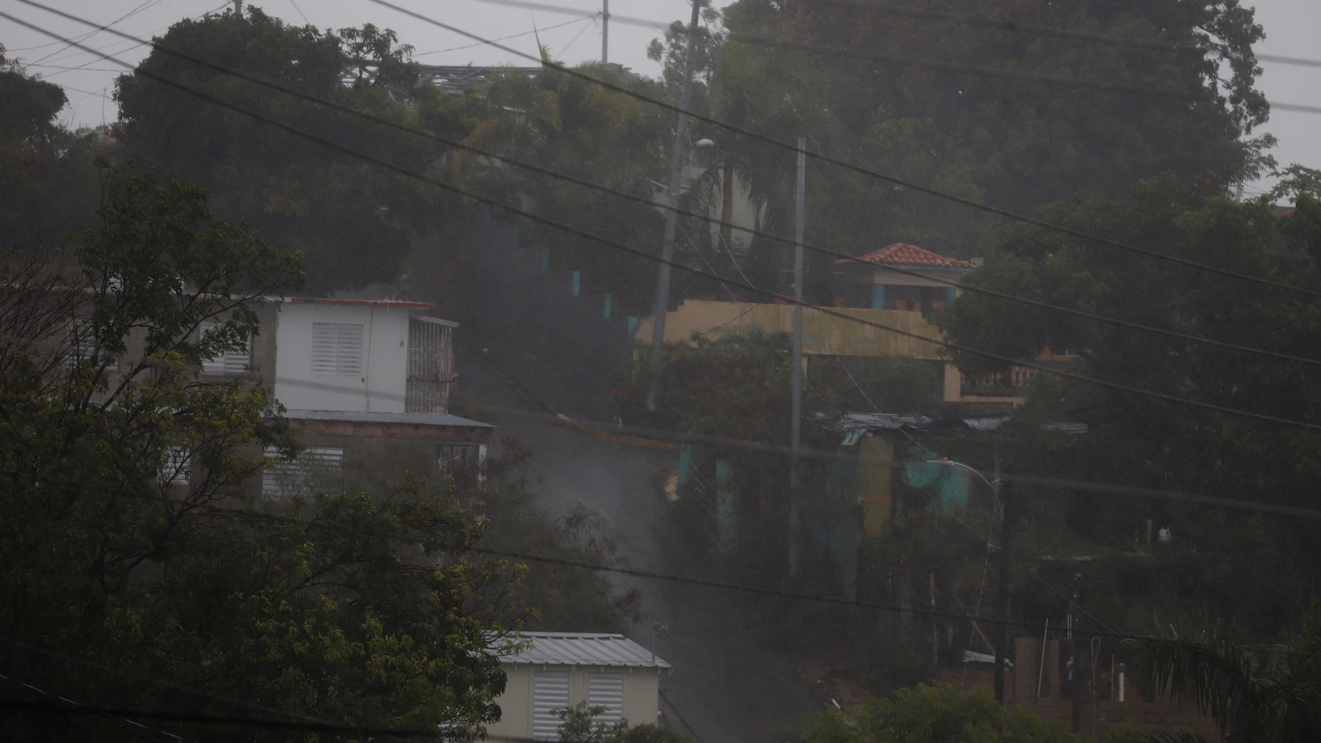 Tormenta Laura deja lluvia en Puerto Rico y Marco crece entre Cuba y México