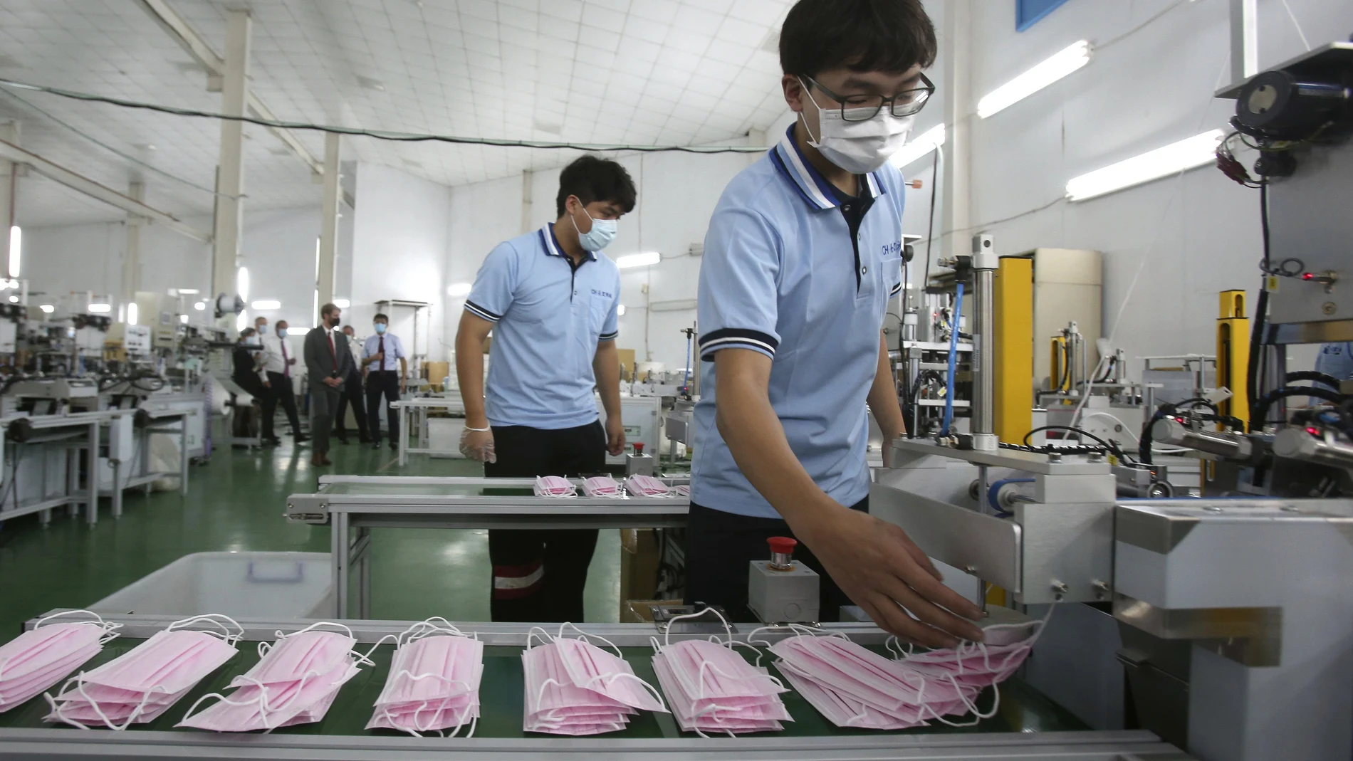 Operarios fabrican mascarillas contra el coronavirus en una fábrica de Taipéi (Taiwán)