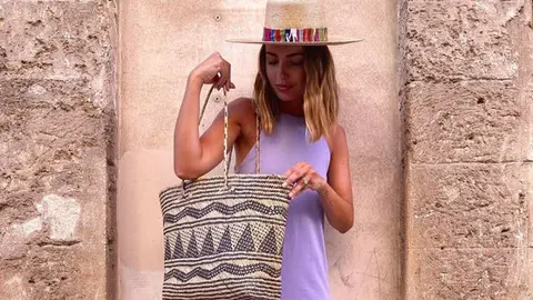 Alexandra Pererira y el vestido de Zara que resalta bronceado.