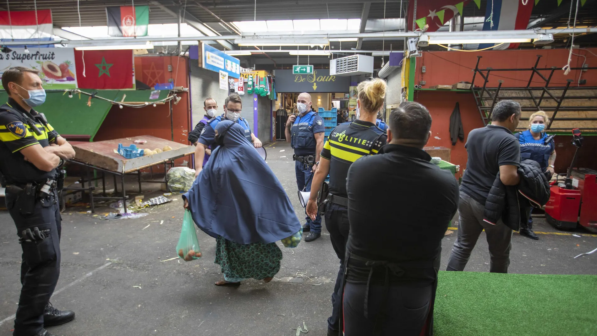 La Policía cierra el Bazar de Beverwijk en Países Bajos por la imposibilidad de guardar la distancia de seguridad de un 1,5 metro debido al coronavirus