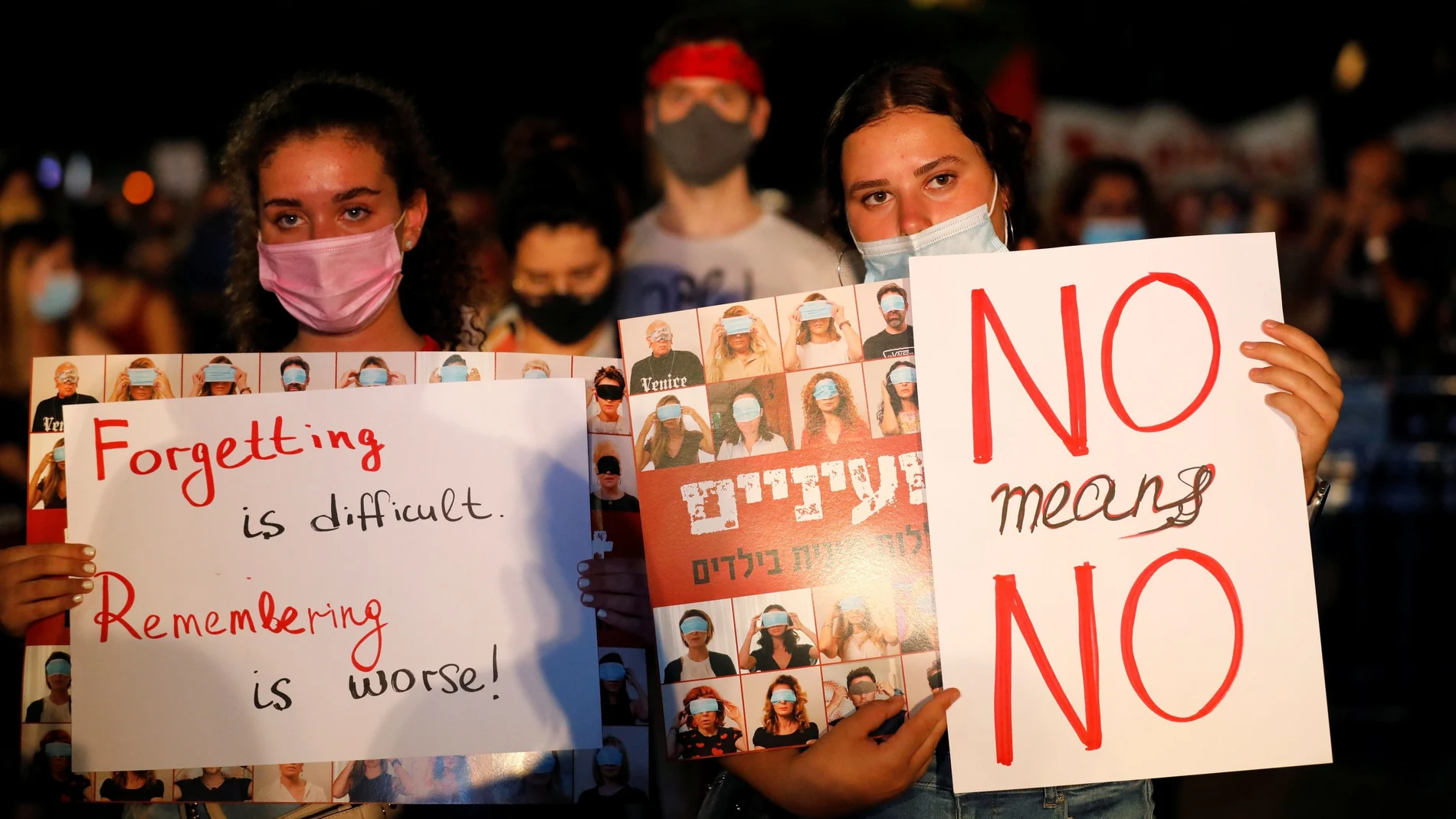 Mujeres protestas contra la violación de la "manada" israelí con carteles de "No es no"