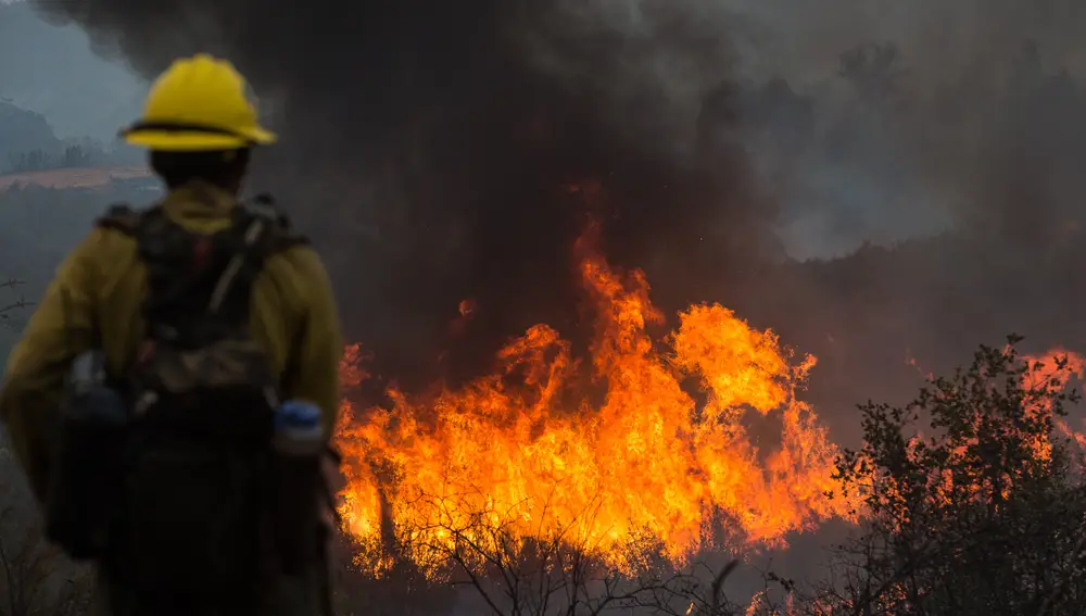 Un bombero ante el fuego masivo en  Priest Coulterville Road en California23/08/2020 ONLY FOR USE IN SPAIN