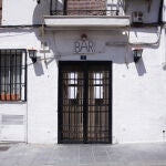 Entrada a un bar cerrado en Tielmes (Madrid) un día después de que la Comunidad de Madrid decretara la suspensión cautelar de la hostelería y restauración presencial de la localidad