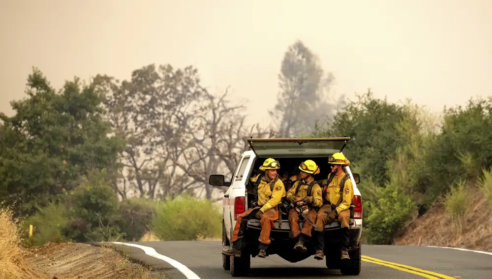 Parte de los efectivos que tratan de apagar los fuegos de California ante un previsible empeoramiento de las llamas por las tormentas eléctricas y el viento