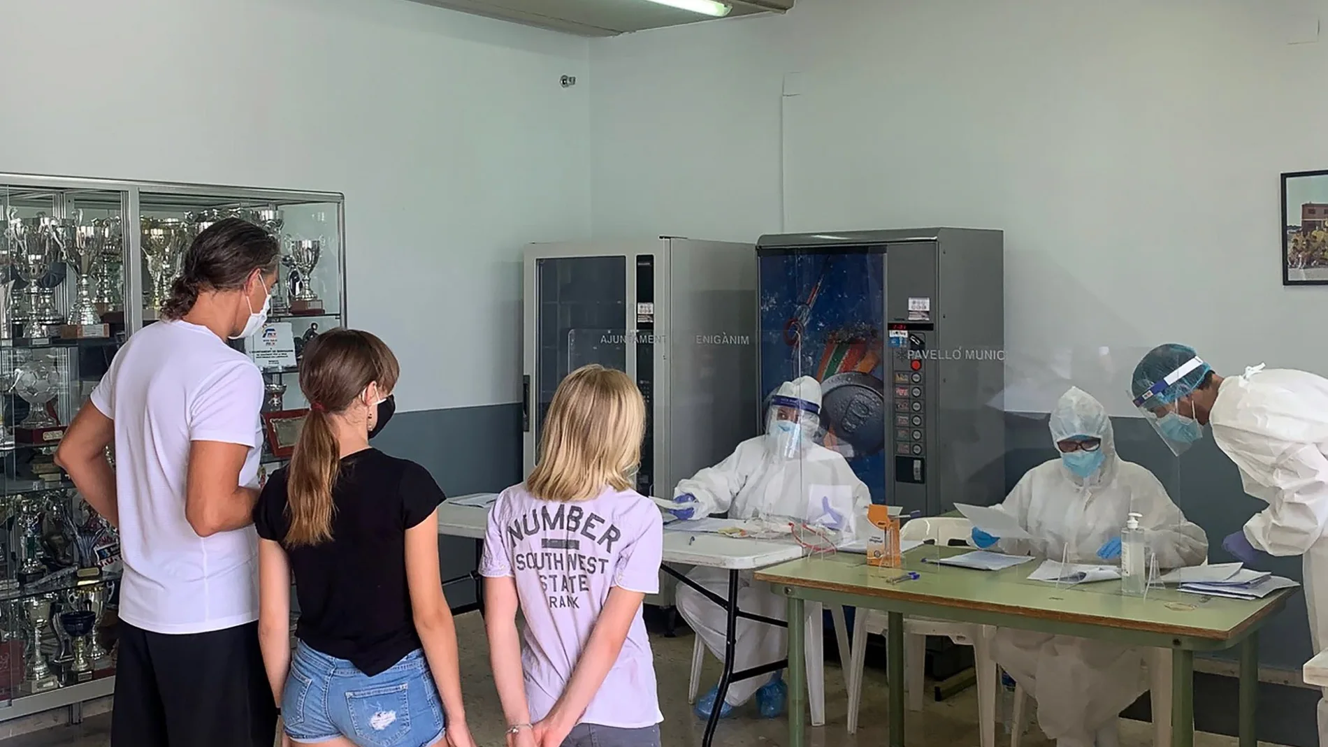 Benigànim realiza pruebas a sus vecinos tras la apari ción de un brote con 24 contagiados
