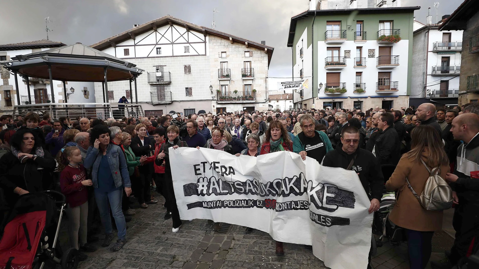 Los padres de los ocho condenados por agredir a dos agentes de la Guardia Civil convocaron el año pasado una concentración en la que pedían su libertad y se leía «fuera montajes policiales»