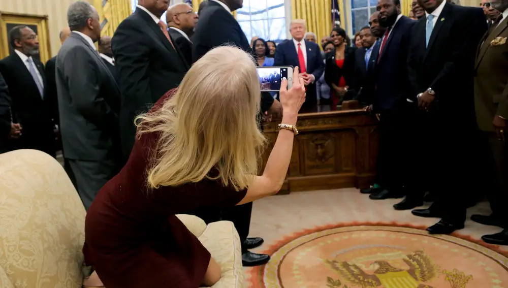 Kellyanne Conway trata de captar la imagen con su móvil del encuentro del presidente Donald J. Trump con miembros de la Histórica Asociación Universitaria de Afroamericanos