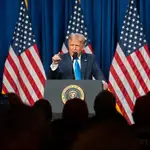 El presidente Trump se dirige a su audiencia durante el primer día de la convención republicana en Charlotte, en Carolina del Norte