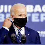 El candidato demócrata a la Presidencia de EE UU, Joe Biden, se ajusta su mascarilla en un acto de campaña