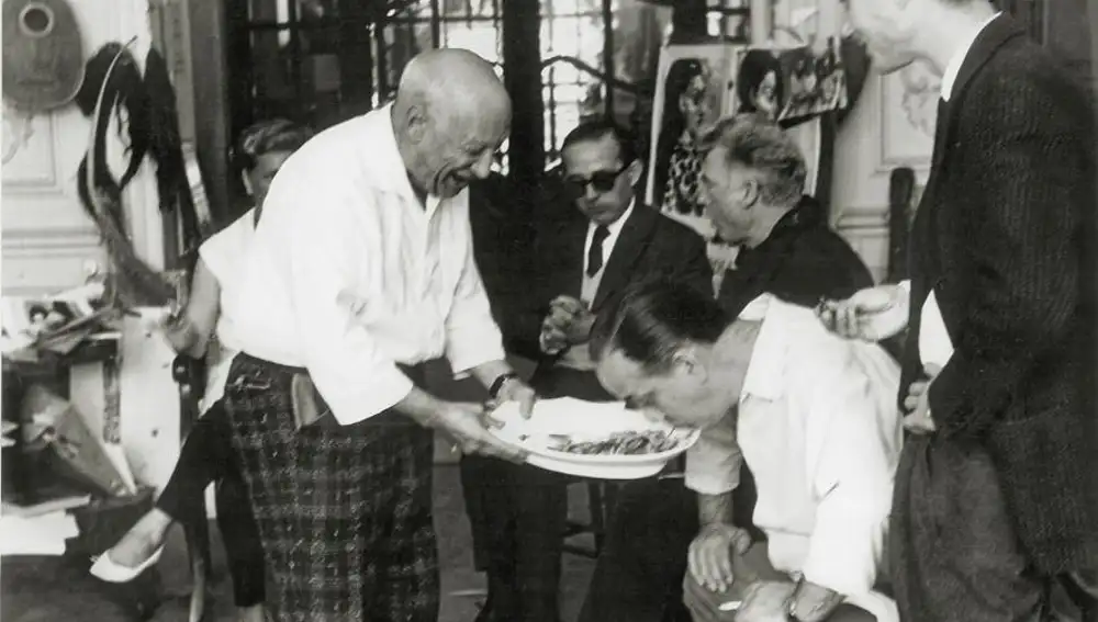 Picasso dando de comer a la boca a CJC con Tomeu Buadas como testigo, Vauvenargues, 1961.