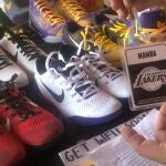 Un pase de los Lakers con el nombre Mamba y zapatillas que habrían pertenecido a Kobe Bryant.