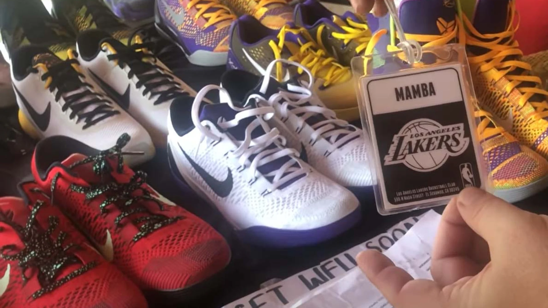 Un pase de los Lakers con el nombre Mamba y zapatillas que habrían pertenecido a Kobe Bryant.