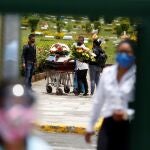 Familiares acompañan el féretro de uno de los hermanos Hiner y Esneider Collazos, asesinados en una masacre en la provincia del Cauca, a finales de agosto