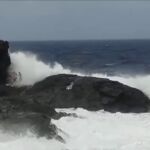 Nueve bañistas imprudentes son arrollados por una ola en Gáldar