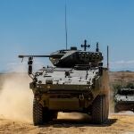 Dos vehículos de combate de ruedas VCR 8x8 Dragón en su recorrido por la pista de pruebas de Santa Bárbara Sistemas en Alcalá de Guadaira (Sevilla)