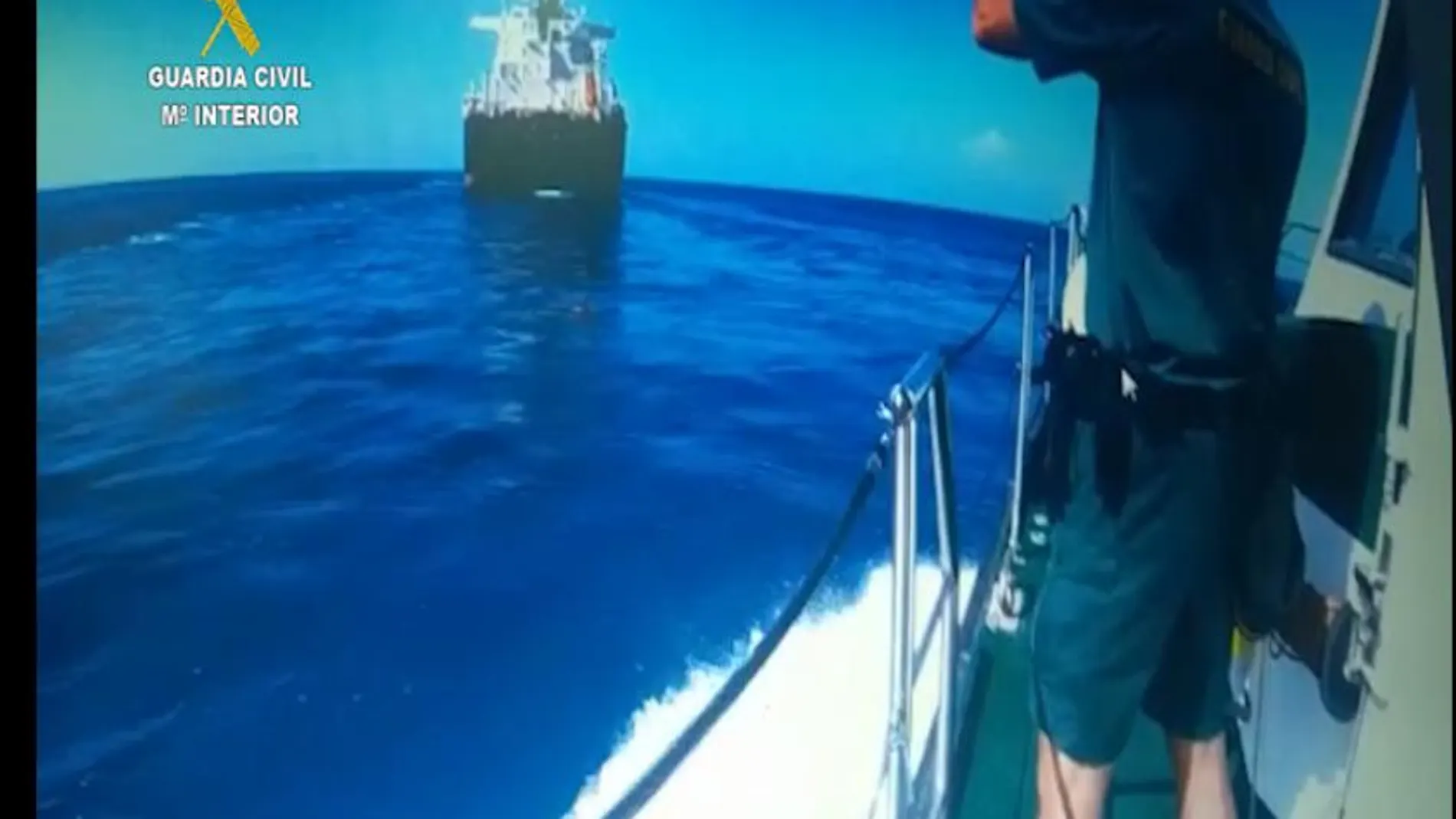 La embarcación de la Guardia Civil se aproxima al buque donde se produjo la agresión