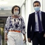 La portavoz del grupo popular en el Congreso, Cuca Gamarra , y el líder del PP, Pablo Casado (d), tras su participación en la sesión de la Diputación Permanente celebrada este martes en el Congreso.