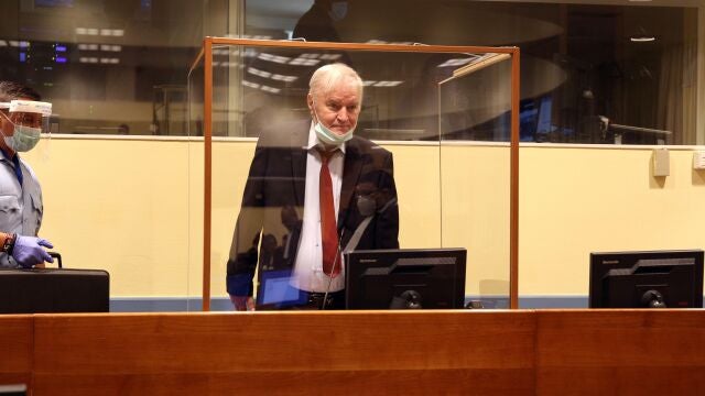 El ex jefe militar serbobosnio Ratko Mladic, este martes ante el tribunal de La Haya que lo juzga por genocidio