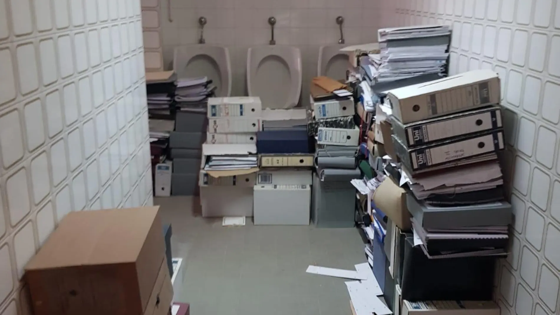 Imagen de los documentos en los WC del edificio municipal del Ayuntamiento de Castellón