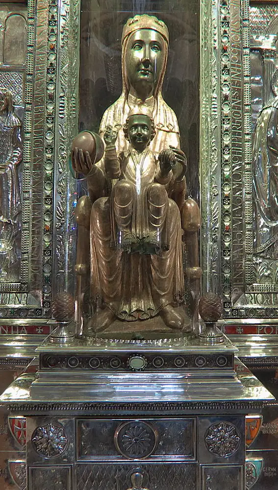 La Virgen de Montserrat, patrona de Cataluña.
