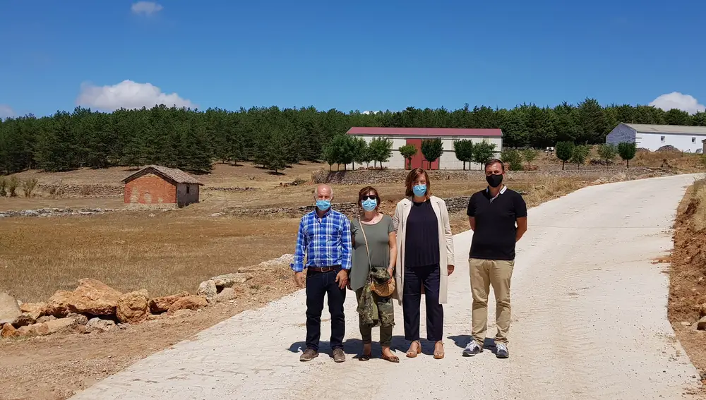 Ángeles Armisén durante su visita a la localidad palentina de Padranos de Ojeda