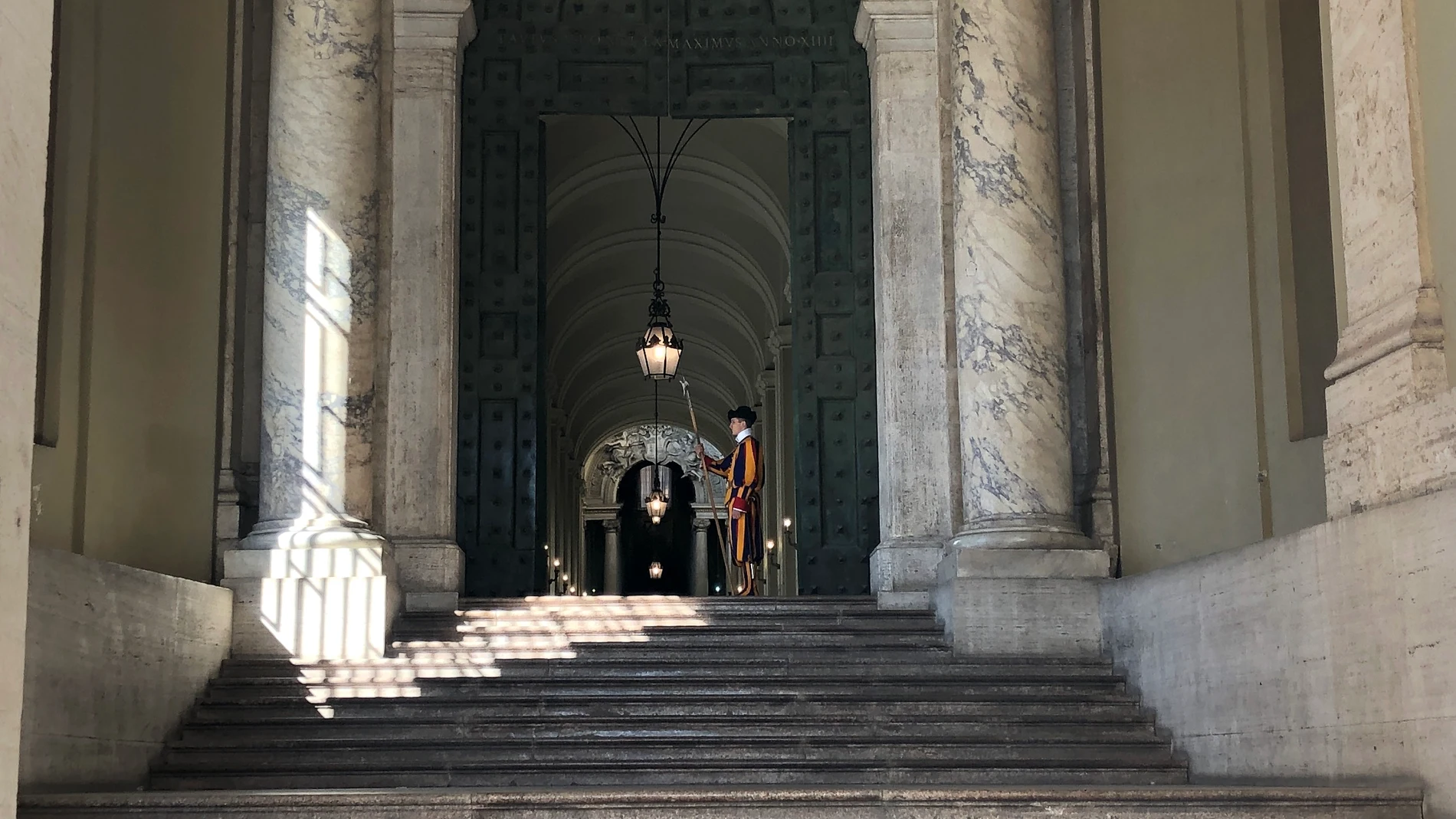 Acceso al Patio San Dámaso del Palacio Apostólico en el Vaticano