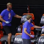 Empleados de la NBA retiran los nombres de los jugadores de las sillas